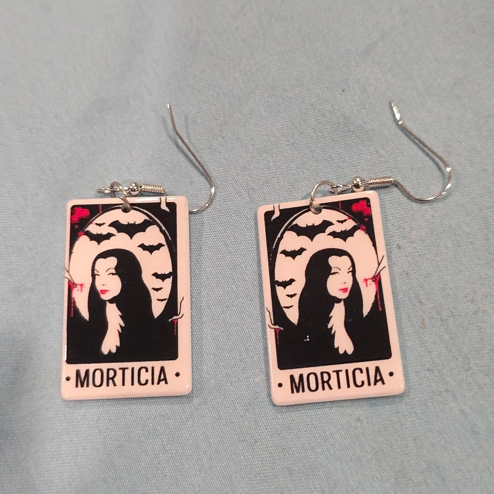 ❤️10/$13 New Morticia Addams earrings
